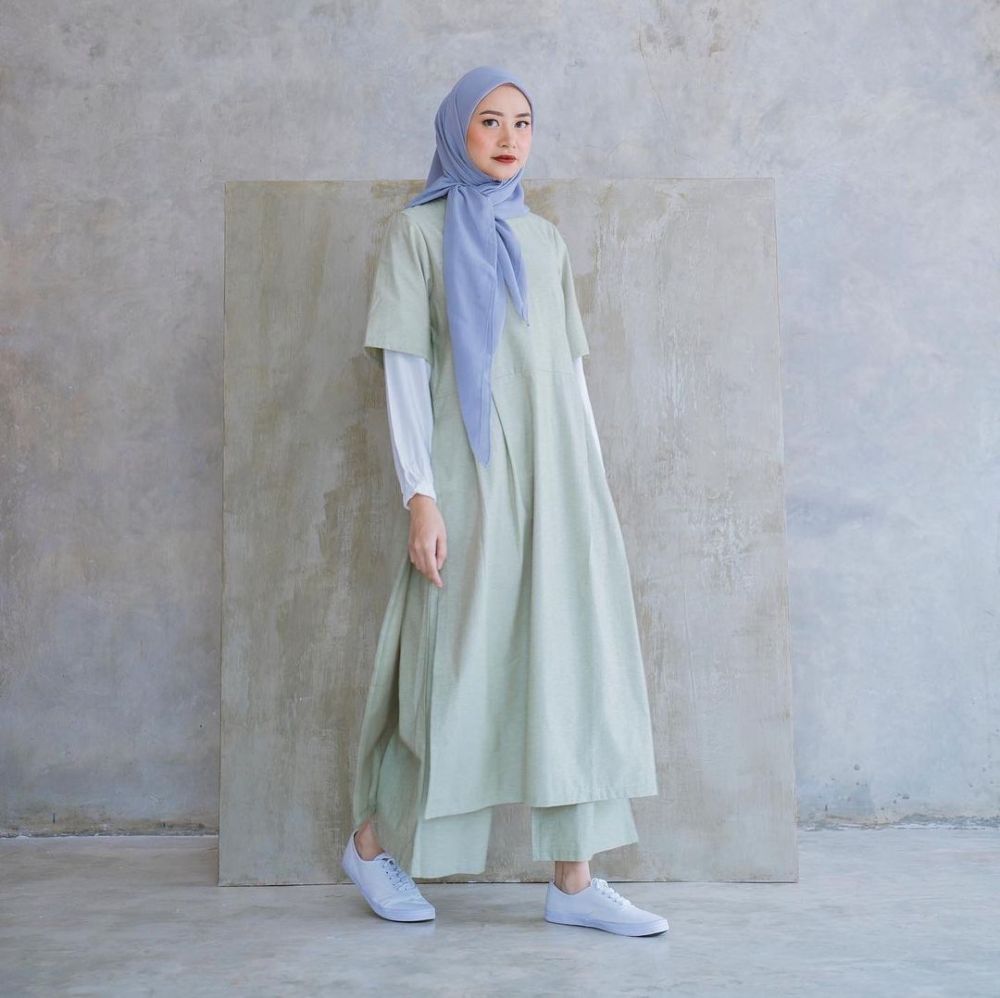 10 Inspirasi OOTD Hijab Nuansa Sage Green, Kece Buat Bukber
