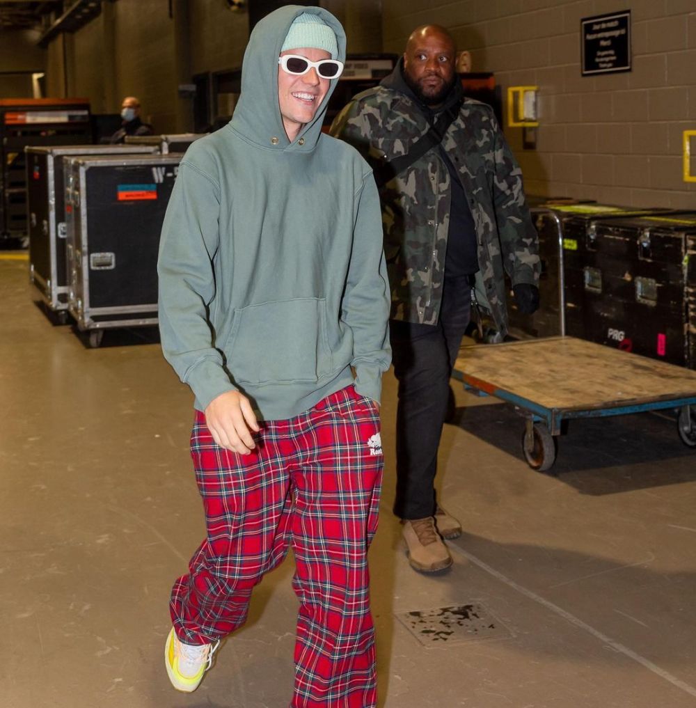 9 Inspirasi Outfit Outerwear ala Justin Bieber, Super Swag!