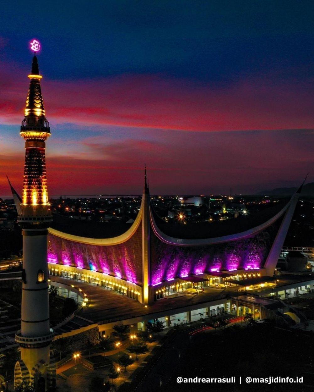 Keindahan Masjid Raya Sumatera Barat