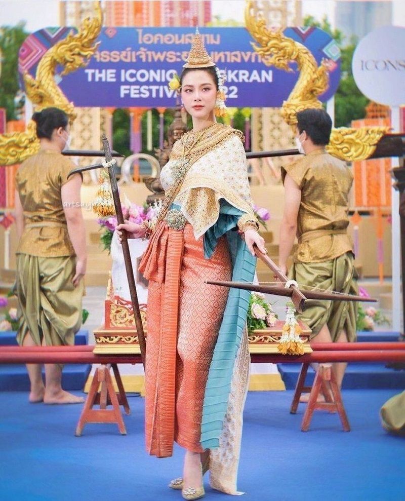 9 Potret Baifern Pimchanok Tampil Kece ala Dewi Songkran Kirinee Devi