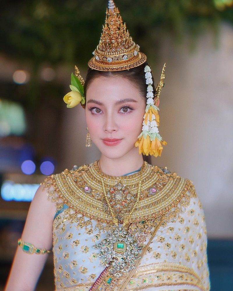 9 Potret Baifern Pimchanok Tampil Kece ala Dewi Songkran Kirinee Devi
