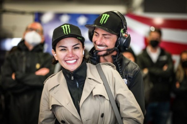 10 Potret Mesra Nikita Mirzani dan John Hopkins di MotoGP Portugal