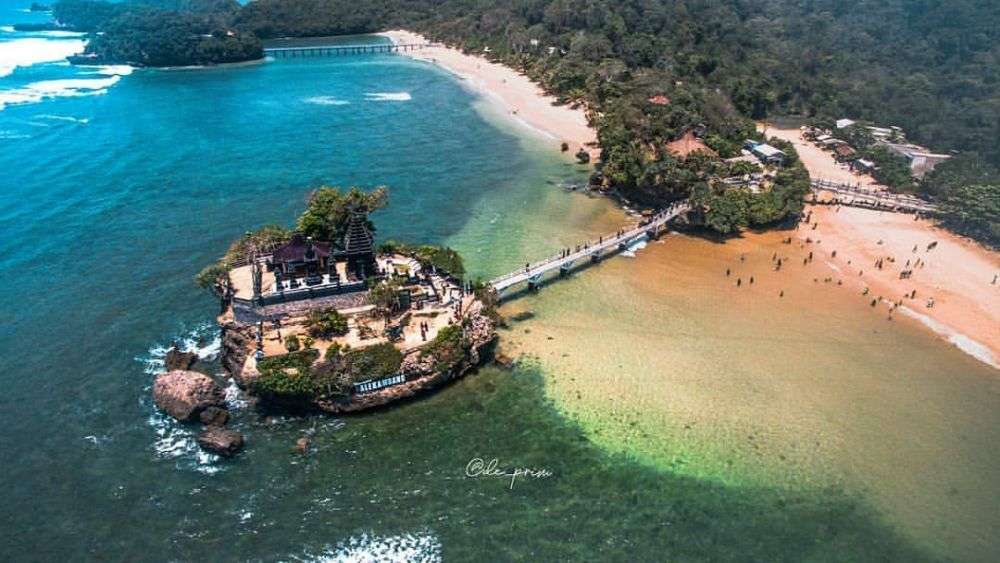 12 Rekomendasi Pantai Di Malang, Pesonanya Bikin Terkesima