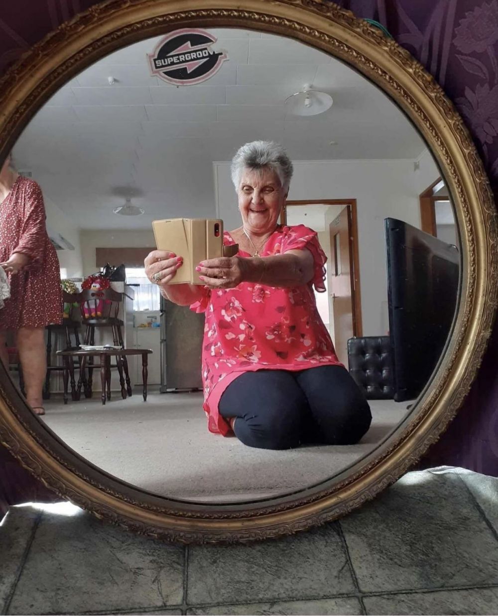 10 Potret Kocak Mirror Selfie, Gak Kuat Lihat Hasil Fotonya!
