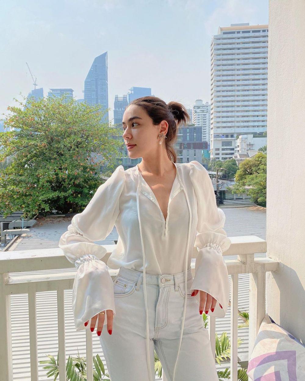 10 Ide OOTD Putih ala Artis Thailand Kimmy Kimberley, Bersahaja 