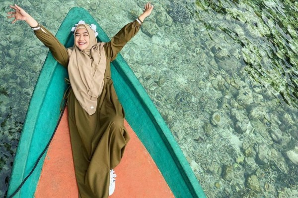 9 Inspirasi Outfit Syari Ala Ria Ricis, Tetap Modis dan Lucu
