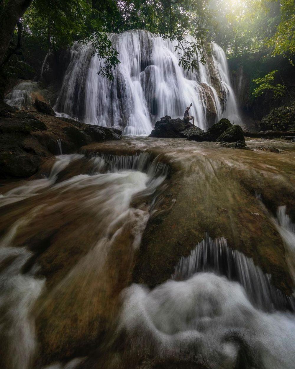 10 Potret Menyegarkan Air Terjun Oenesu di Kupang NTT