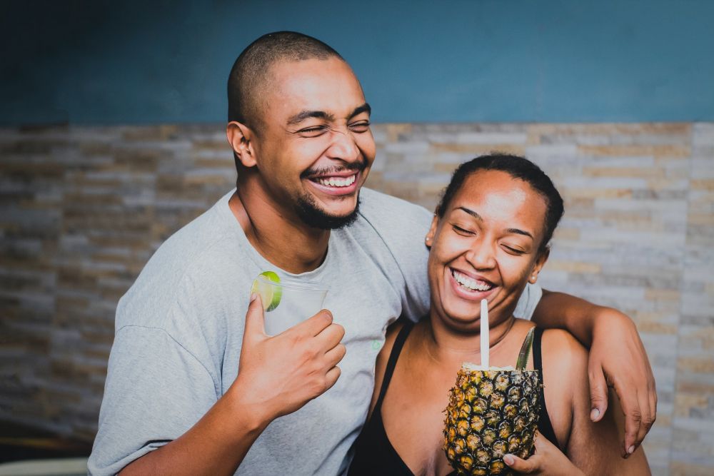 5 Alasan Orang Humoris Bisa Jadi Pasangan yang Luar Biasa