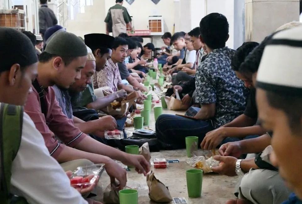 9 Masjid Jogja Bagi Takjil Gratis, Ribuan Porsi Dibagikan Tiap Hari
