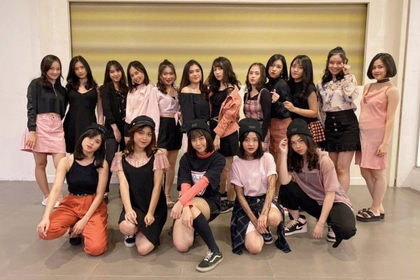 15 Inspirasi Outfit ala Member JKT48, Simpel Tapi Tetap Stylish!