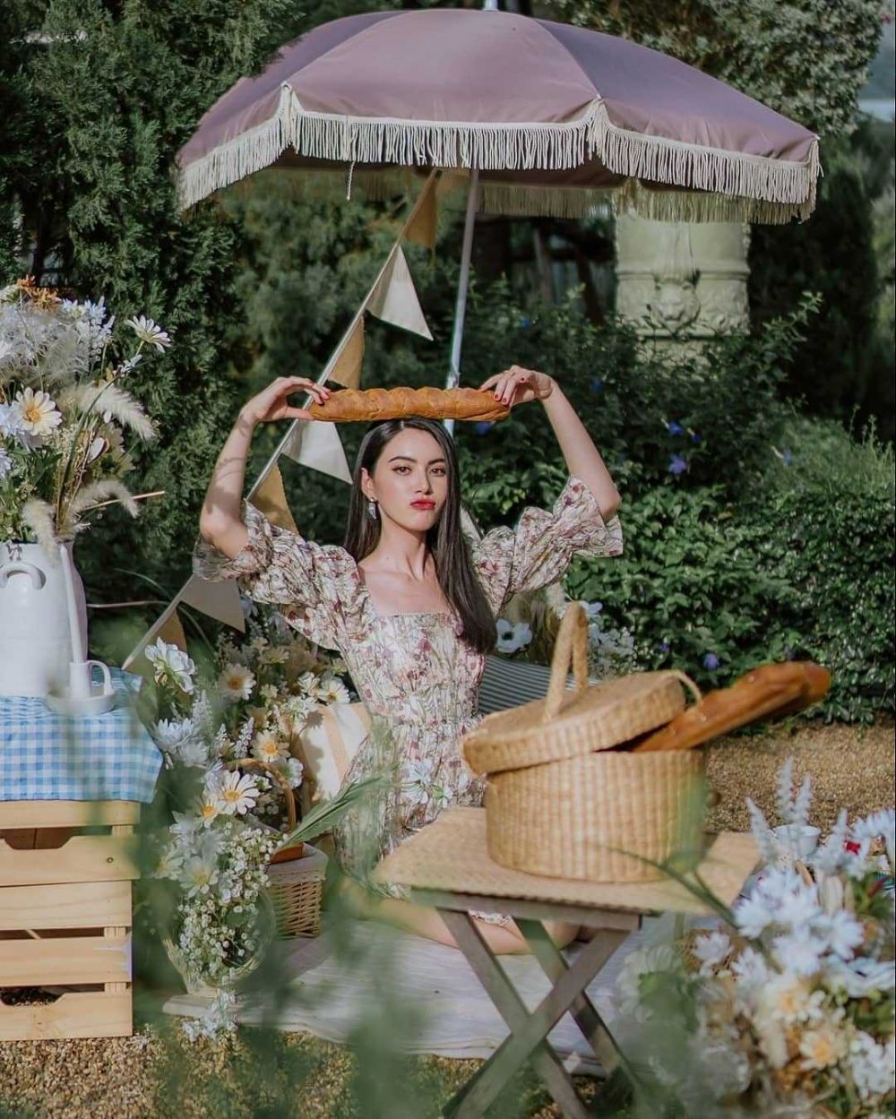 10 Momen Piknik Aktris Thailand yang Instagramable, Estetik