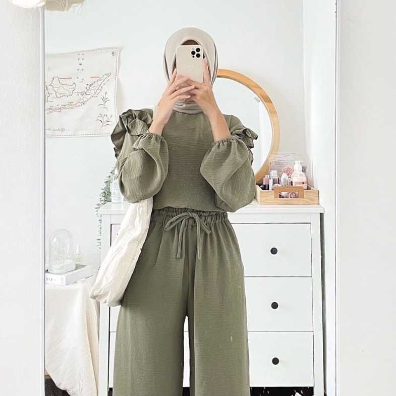 12 Ide OOTD Warna Sage Green untuk Lebaran