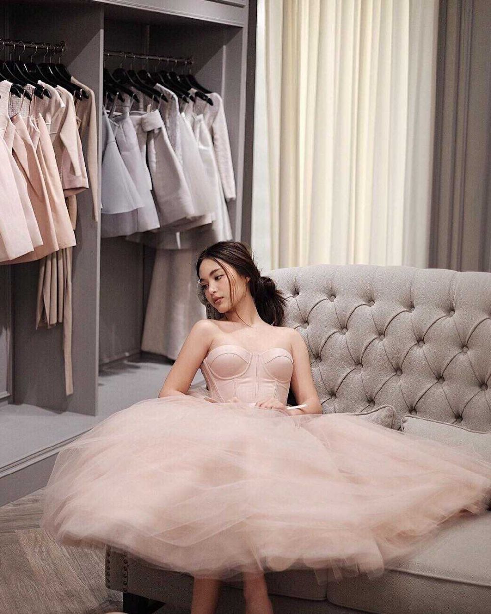10 Inspirasi Dress ala Fah Yongwaree, Anggun bak Supermodel