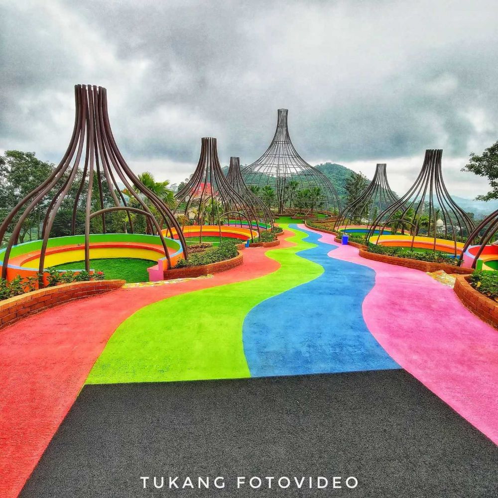 10 Potret Florawisata D'castello di Ciater yang Colorful