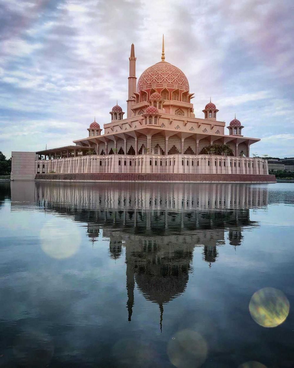 10 Potret Masjid Putra di Malaysia, Menawan di atas Danau