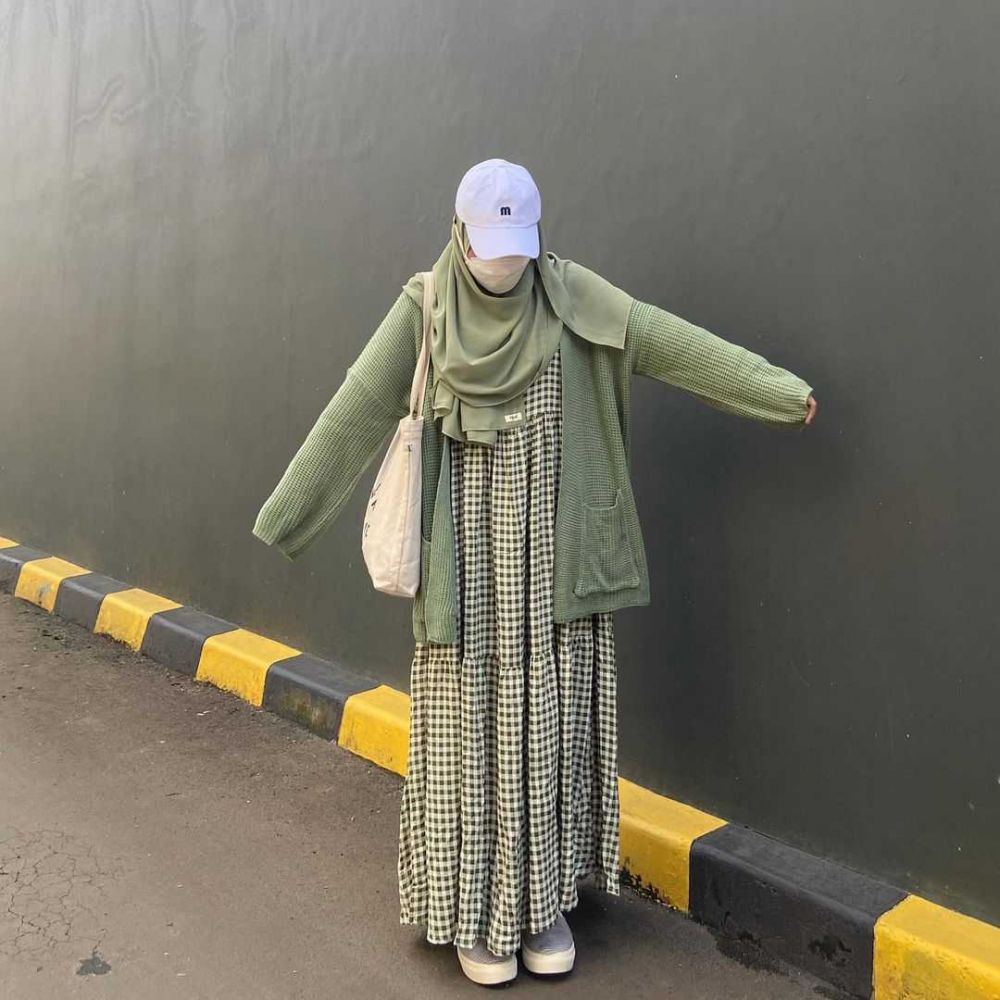 12 Ide OOTD Warna Sage Green untuk Lebaran