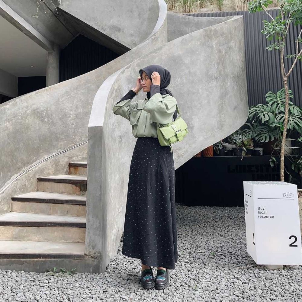 12 Ide OOTD Warna Sage Green untuk Lebaran