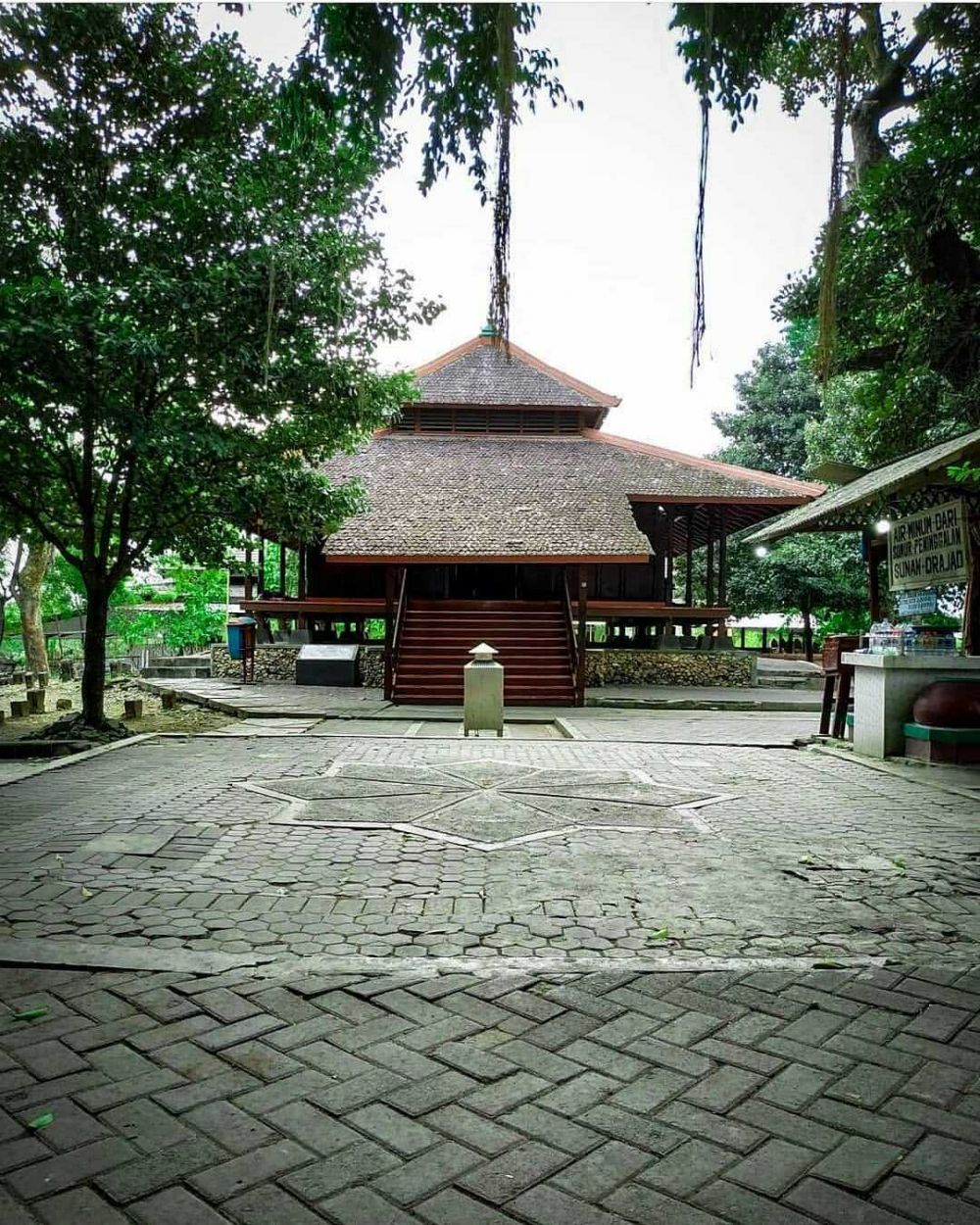 10 Wisata Religi Di Jawa Timur, Ada Makam Mantan Presiden