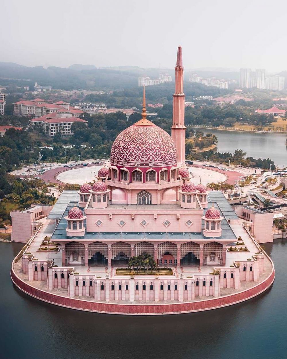 10 Potret Masjid Putra Di Malaysia Menawan Di Atas Danau