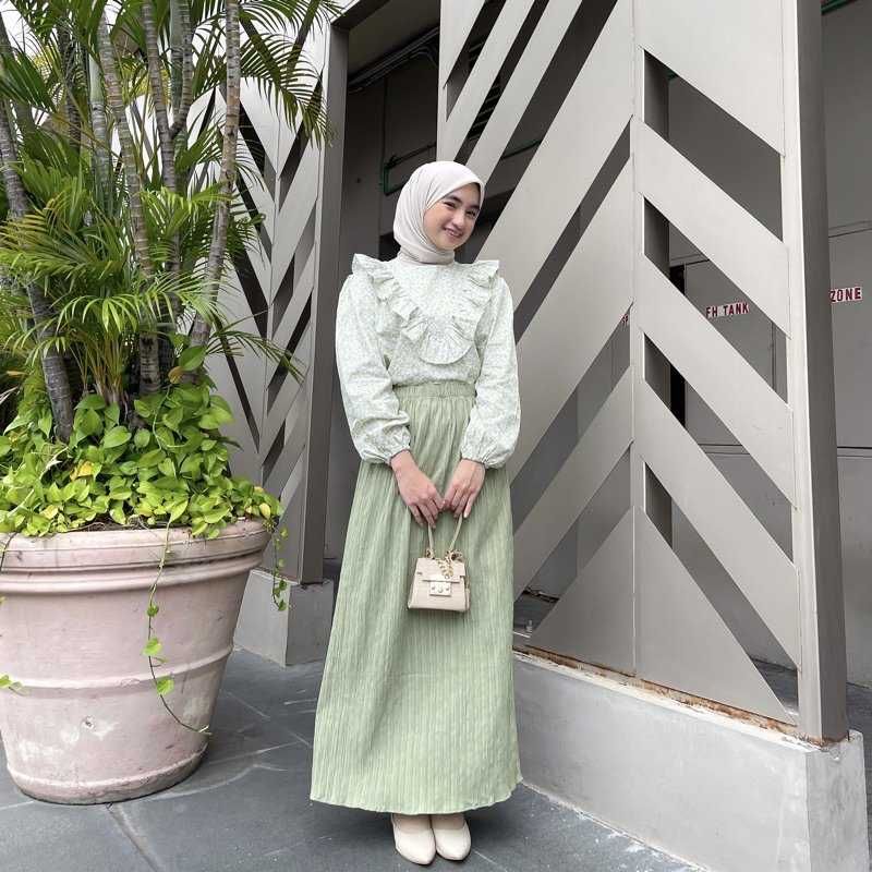 12 Ide OOTD Warna Sage Green untuk Lebaran