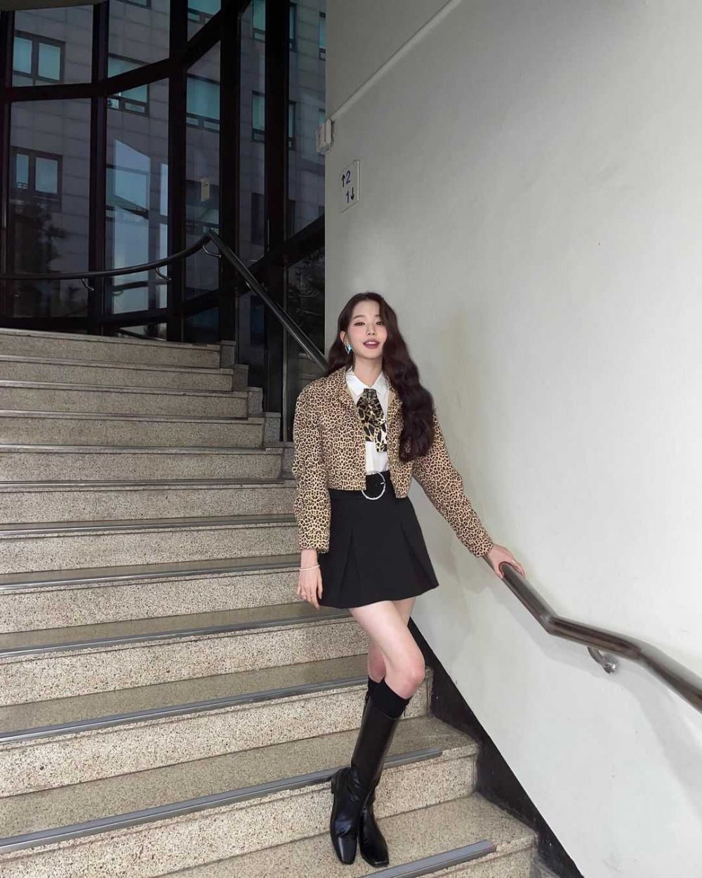10 Inspirasi Outfit Sepatu Boots ala Wonyoung IVE, Classy!