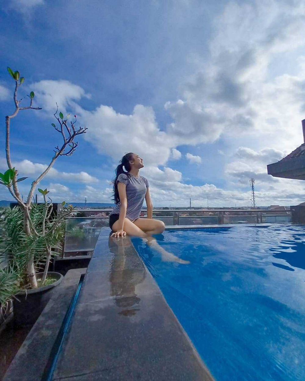 7 Hotel di Jogja dengan Rooftop Pool, Pemandangannya Mahal!