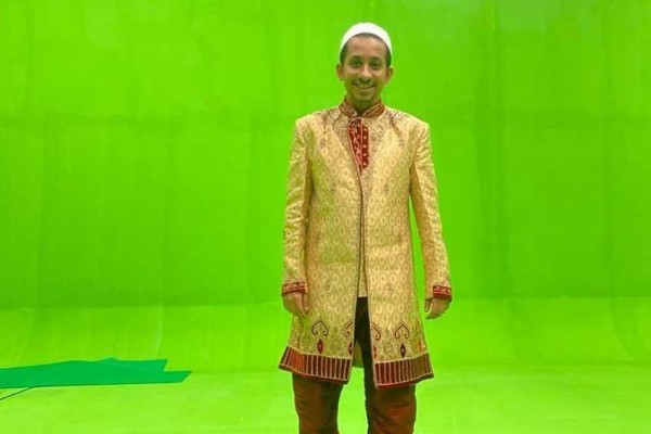 Penulis Buku Seni Merayu Tuhan, 12 Potret Ceria Husein Ja'far Al Hadar