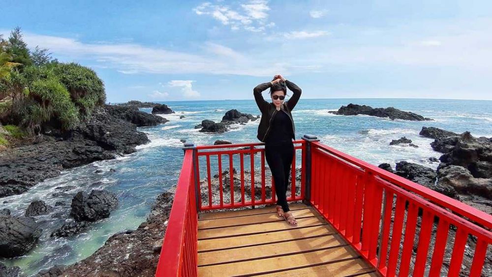 7 Pesona Wisata Pantai Menganti yang Dijuluki New Zealand Indonesia