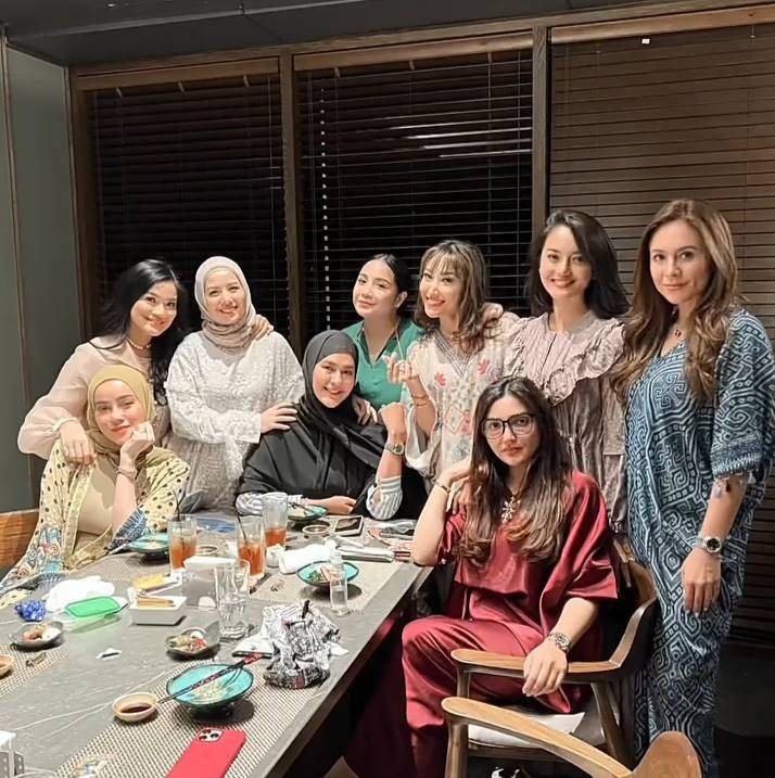 9 Potret Paula Verhoeven Berhijab, Bukber Bareng Rekan Artis