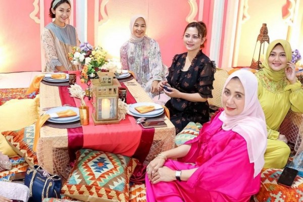 10 Potret Buka Bersama Para Artis dengan Sahabat hingga Karyawan