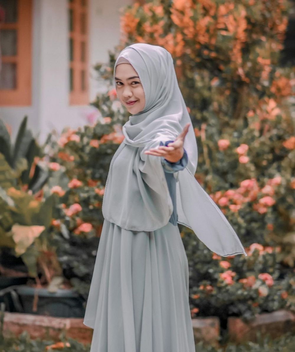 9 Inspirasi Outfit Syari Ala Ria Ricis, Tetap Modis dan Lucu