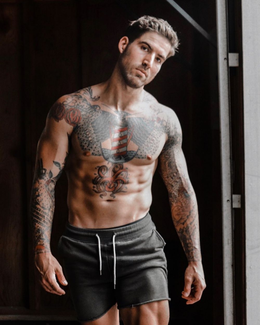 Potret Thor Bradley, Si Pembelah Kayu yang Viral di Medsos