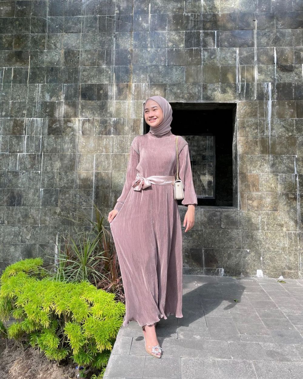 10 Referensi OOTD dengan Dress untuk Buka Bersama