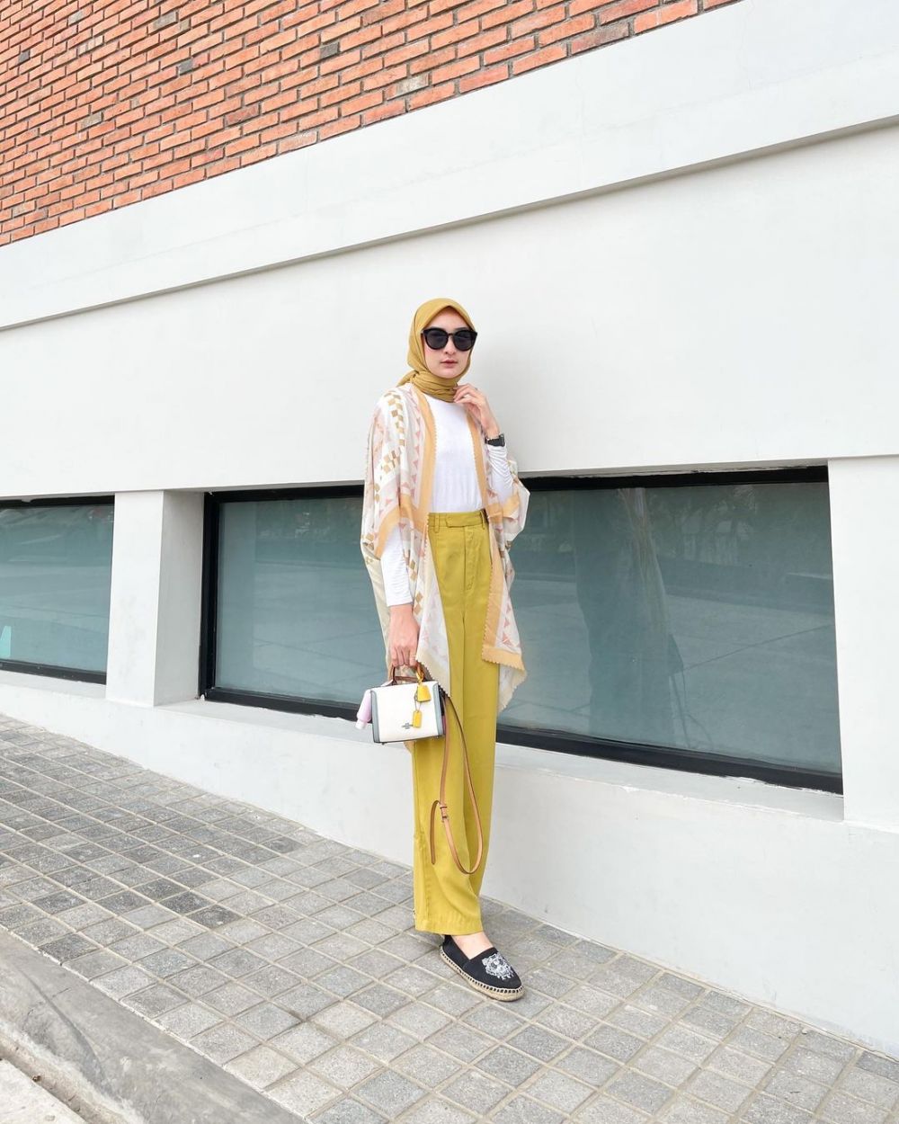 10 Referensi OOTD dengan Outer Scarf yang Cocok buat Lebaran