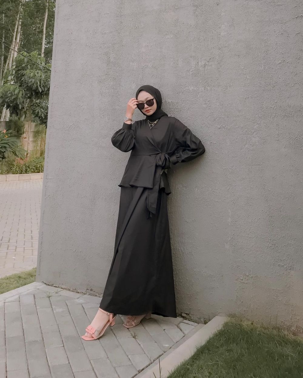 10 Referensi OOTD Warna Hitam untuk Buka Bersama, Simple!