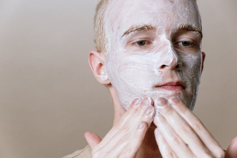 6 Tips Mengatasi Kulit Wajah Pria yang Mengelupas, Mudah Kok