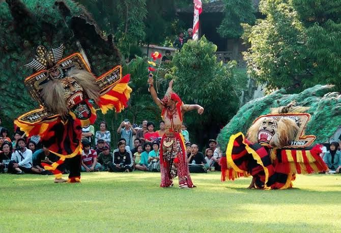 Kirab Festival Budaya Nusantara di Kutai Kartanegara