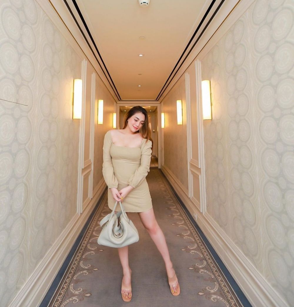 9 Potret Celine Evangelista Pakai Mini Dress, Genap 30 Tahun Awet Muda