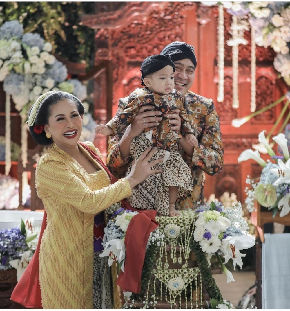 9 Potret Mesra Tata Janeeta dan Raden Brotoseno, Lengket bak Prangko