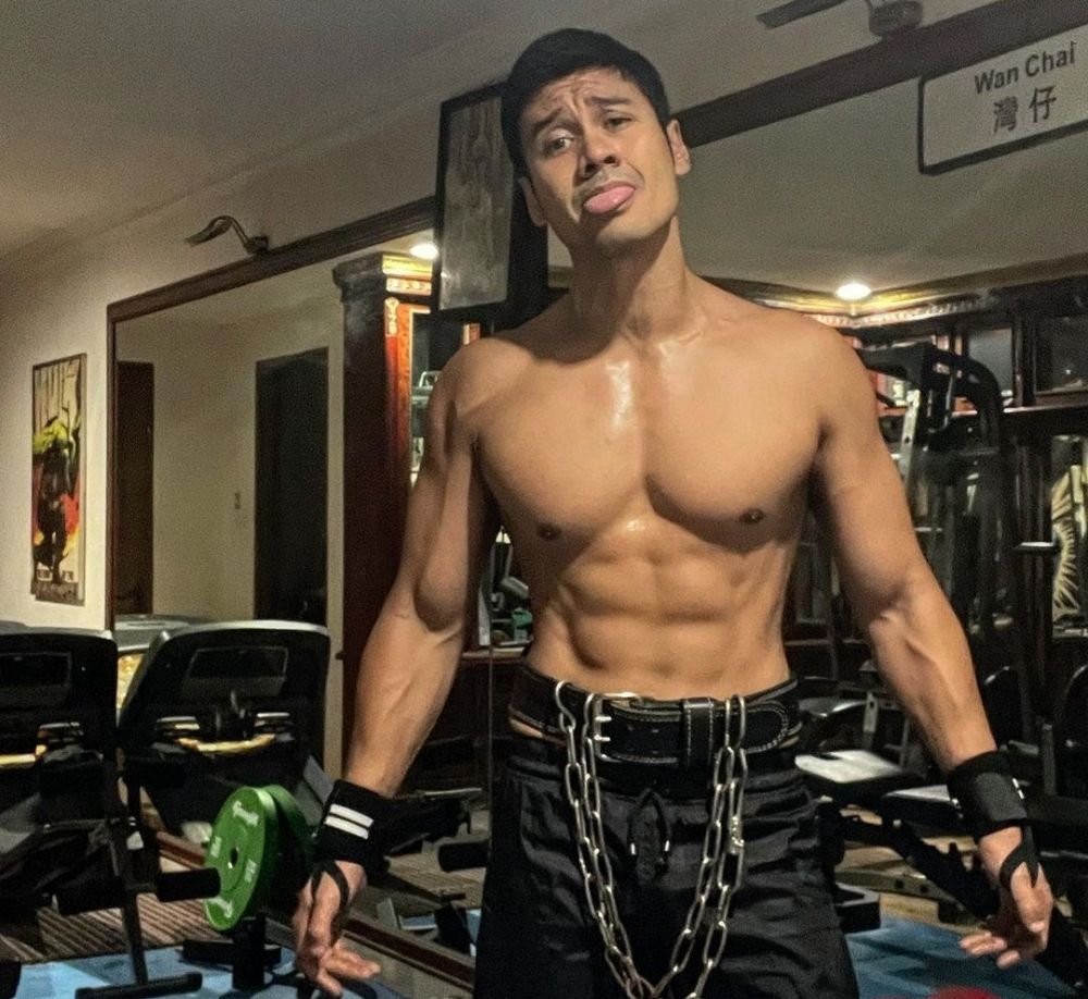 9 Potret Chicco Jerikho Pamer Otot Perut Bentuk Body Goals