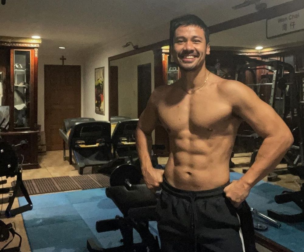 9 Potret Chicco Jerikho Pamer Otot Perut Bentuk Body Goals