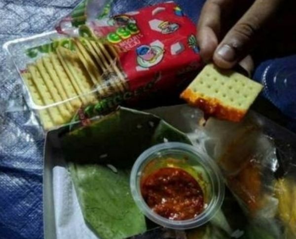 10 Potret Kocak Warganet Eksperimen Makan Biskuit Campur Saus