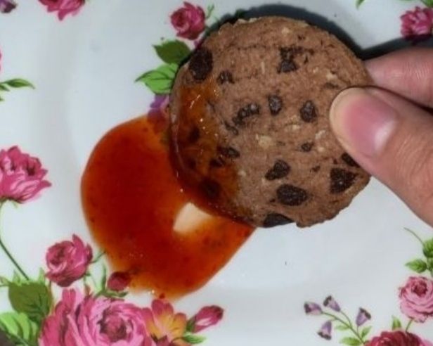 10 Potret Kocak Warganet Eksperimen Makan Biskuit Campur Saus
