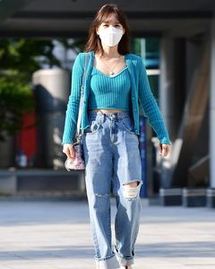 11 Inspirasi Outfit Celana Jeans ala Wendy Red Velvet, Kasual Trendi