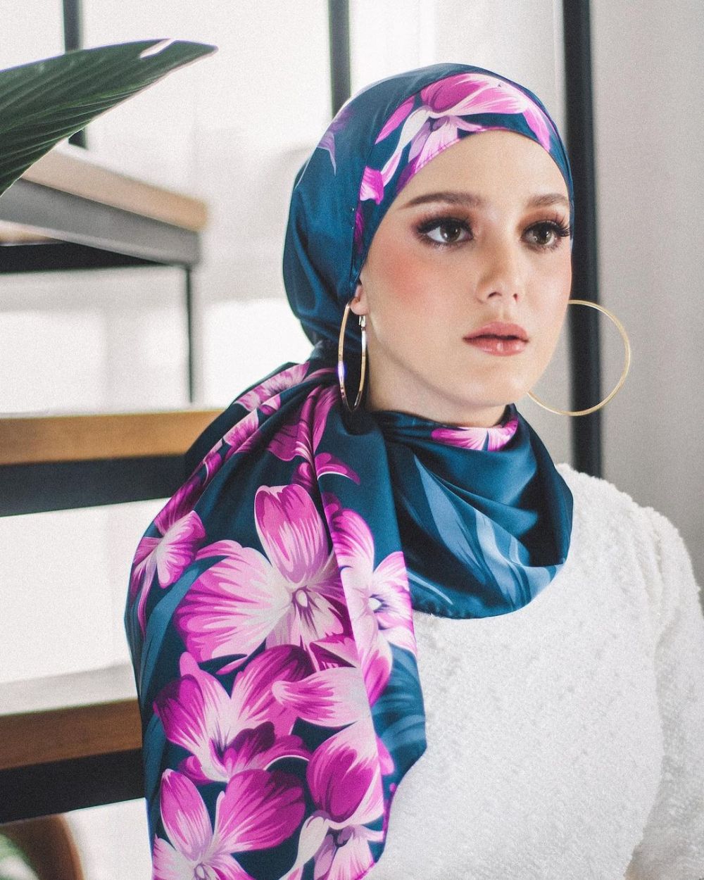 10 Potret Yasmine Ow, Istri Aditya Zoni Pakai Hijab Bak Barbie