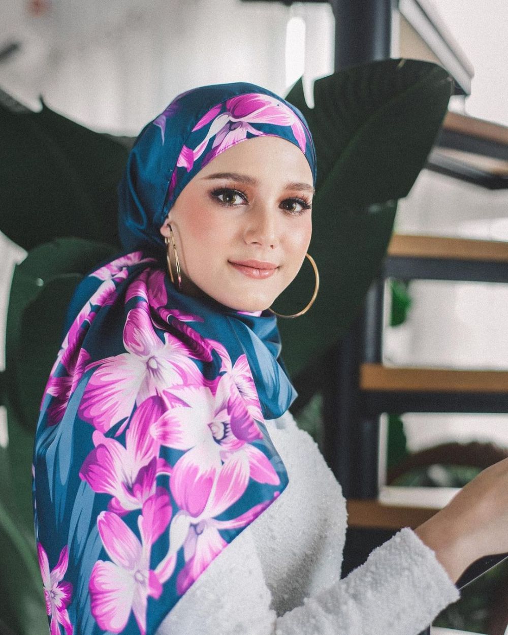 10 Potret Yasmine Ow, Istri Aditya Zoni Pakai Hijab Bak Barbie