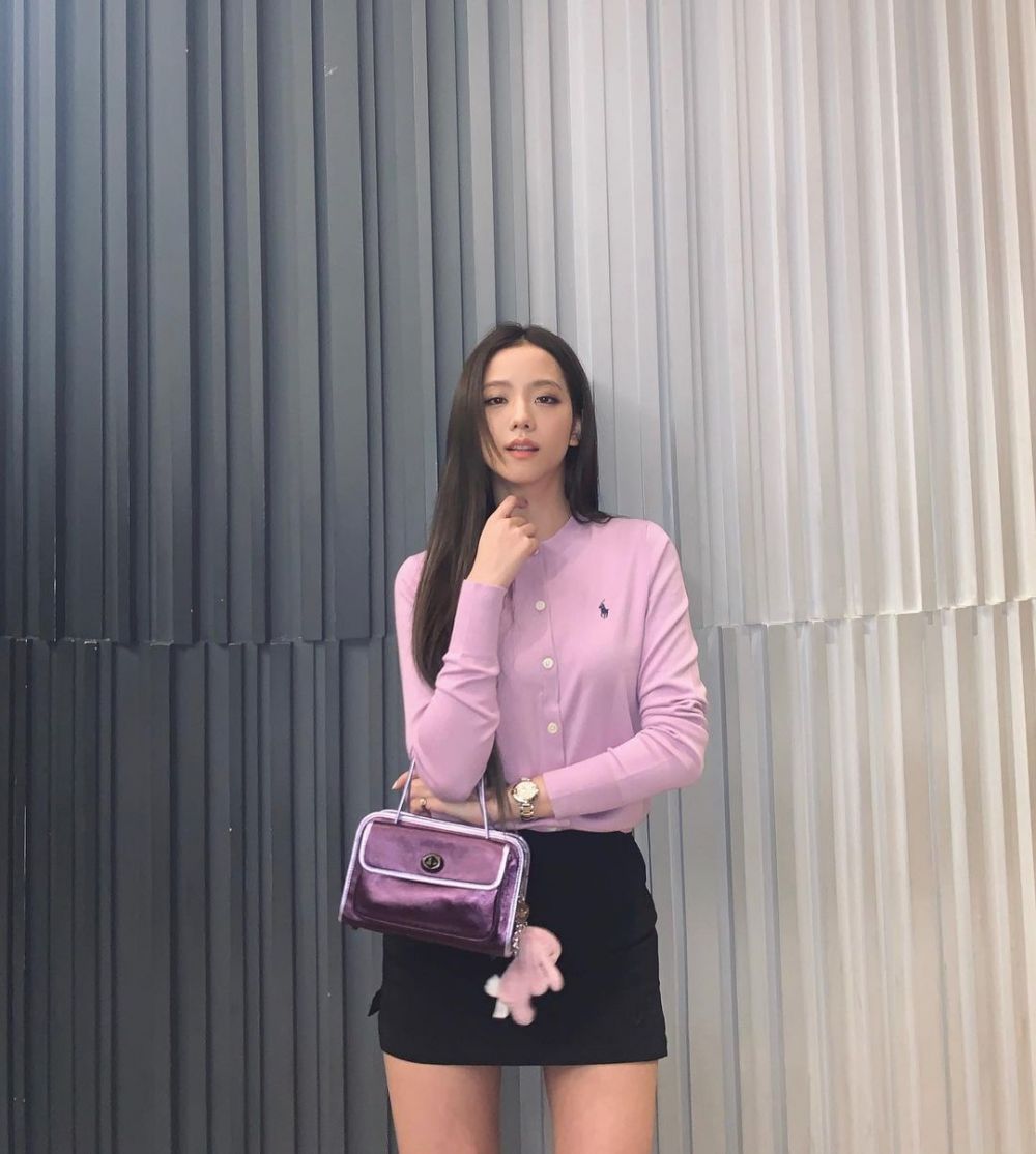 15 Ide Padu Padan Outfit Warna Pink ala Member BLACKPINK, Catchy Abis