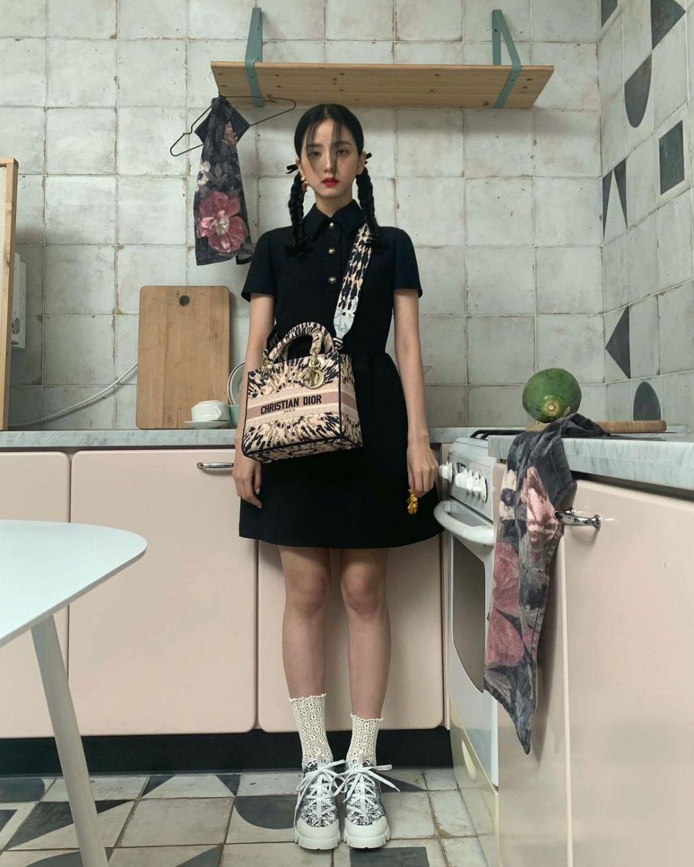 17 Referensi Ragam Model Dress Hitam Member BLACKPINK, Berkelas Abis!