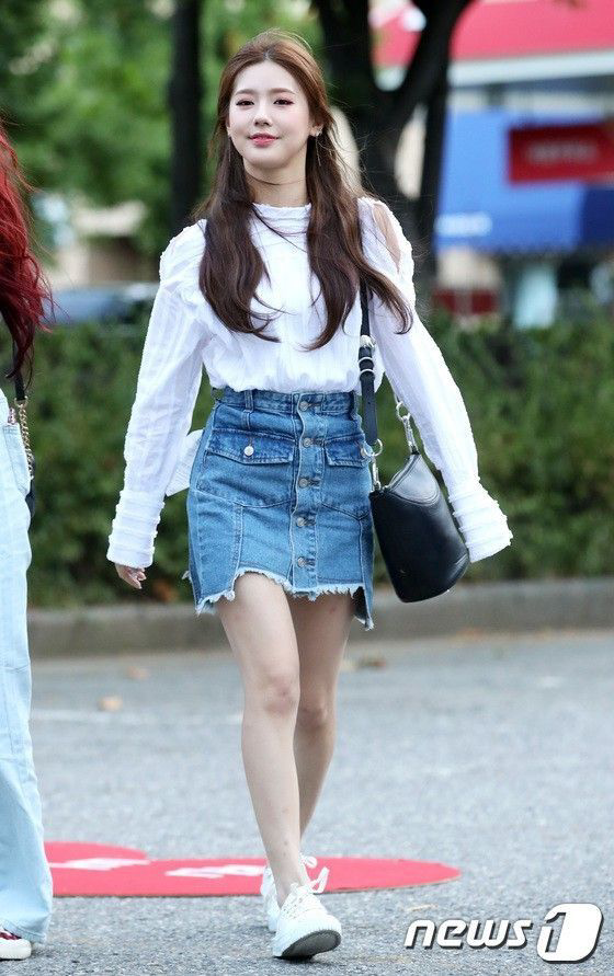13 Inspirasi Outfit Girly ala Miyeon (G)I-DLE, Super Catchy Buat OOTD!