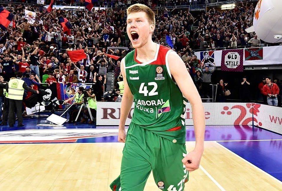 Davis Bertans, Shooter Hebat Yang Cuma Punya 9,5 Jari Tangan